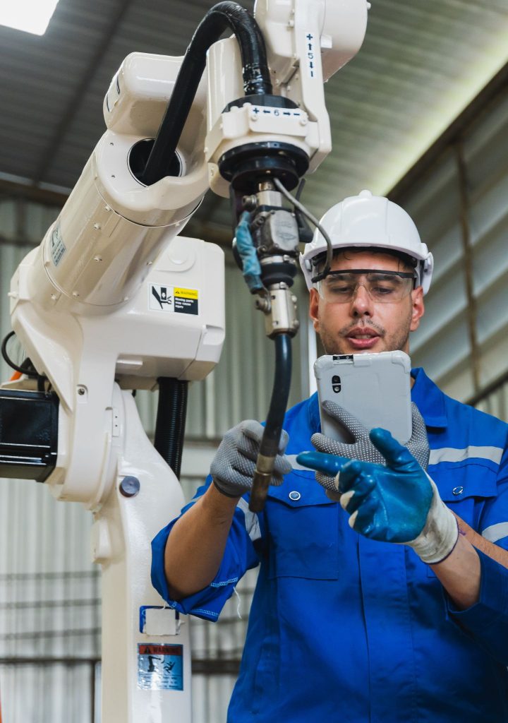Technicien de maintenance intervenant sur un robot industriel